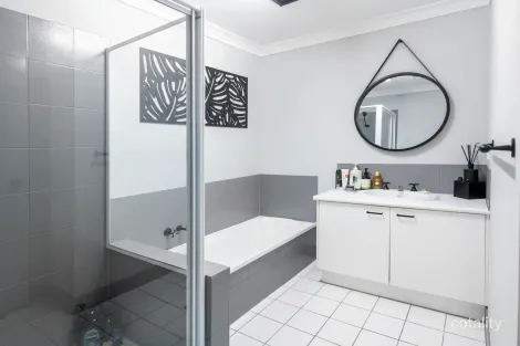 Property photo of 2/3 Arundel Drive Arundel QLD 4214