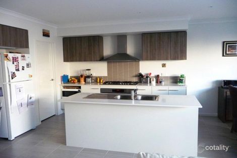 Property photo of 10 Viewrise Walk Craigieburn VIC 3064