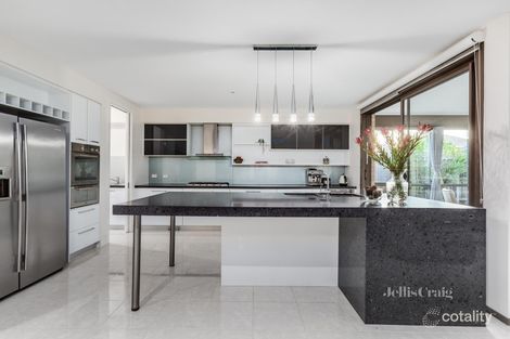 Property photo of 2 Tudor Court Glen Waverley VIC 3150