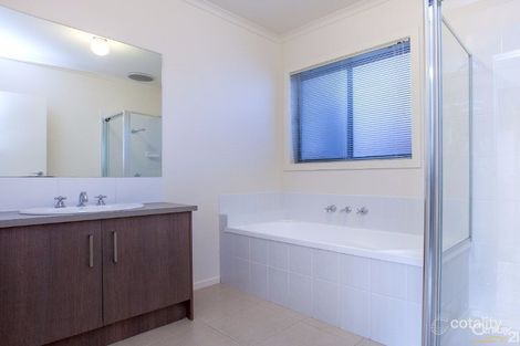 Property photo of 10 Cascade Way Pakenham VIC 3810