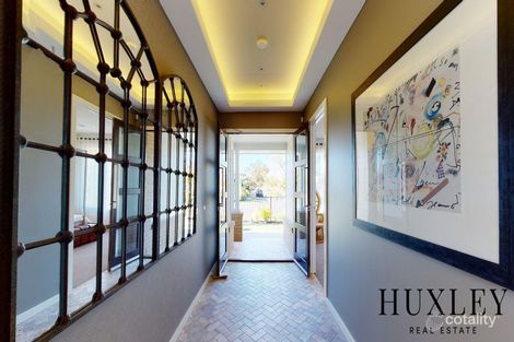 Property photo of 21 Peppermint Grove Taylors Hill VIC 3037