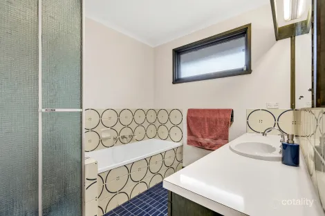 Property photo of 10 Larwood Close Avondale Heights VIC 3034