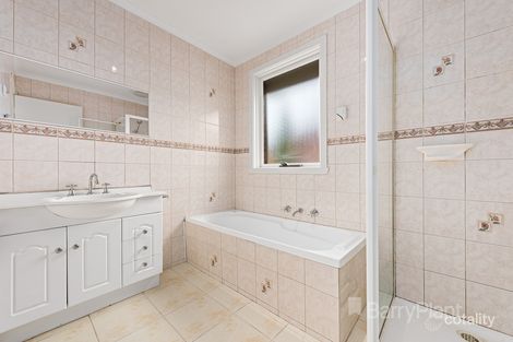 Property photo of 11 Oxley Way Endeavour Hills VIC 3802