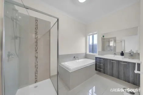 Property photo of 2/13 Stacey Court Harkness VIC 3337