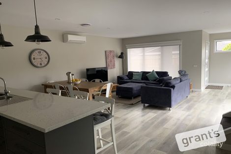 Property photo of 2/67 Cheviot Avenue Berwick VIC 3806