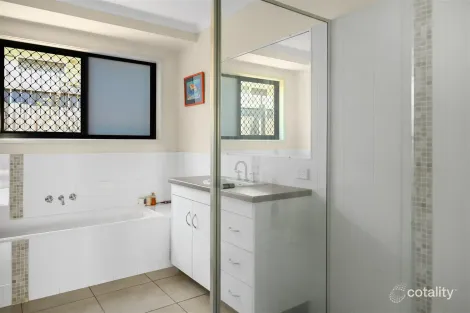 Property photo of 42 Dartmouth Close Clinton QLD 4680