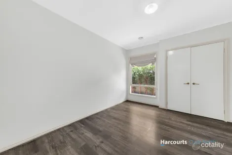 Property photo of 1 Waterside Drive Cranbourne East VIC 3977