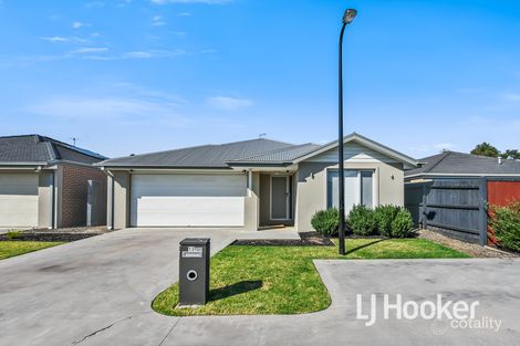13 Newcastle Dr, Officer, VIC 3809