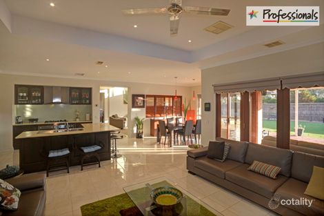 Property photo of 11 Lake Logan Way Caroline Springs VIC 3023