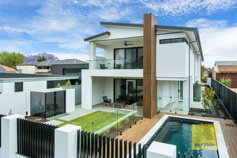 Property photo of 25 River Way Salter Point WA 6152