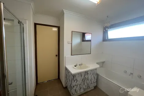 Property photo of 8 Martin Place Cranbourne VIC 3977