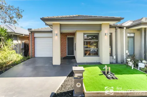 15 Queensberry St, Cranbourne West, VIC 3977