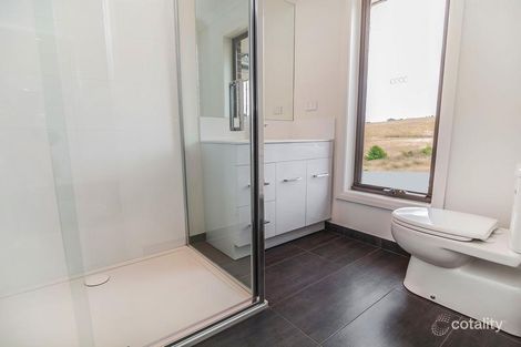 Property photo of 5 Callistemon Place Wallan VIC 3756