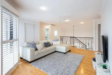 Property photo of 18 Eastpark Waters Helensvale QLD 4212