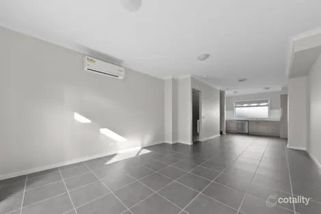 Property photo of 10 Axel Walk Cranbourne North VIC 3977