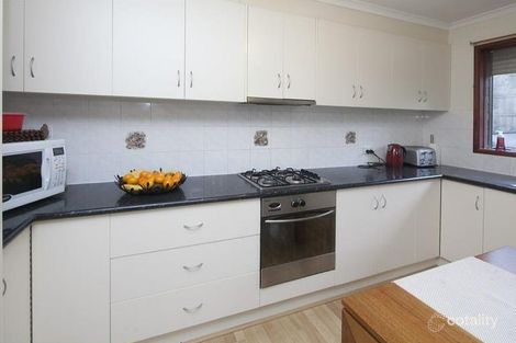 Property photo of 4 Headingly Court Endeavour Hills VIC 3802