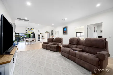 Property photo of 19 The Close Helensvale QLD 4212