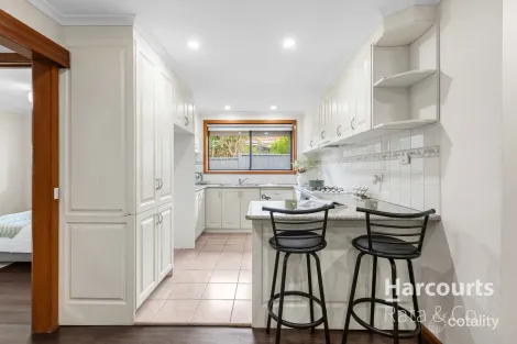 Property photo of 38 Thompson Circuit Mill Park VIC 3082