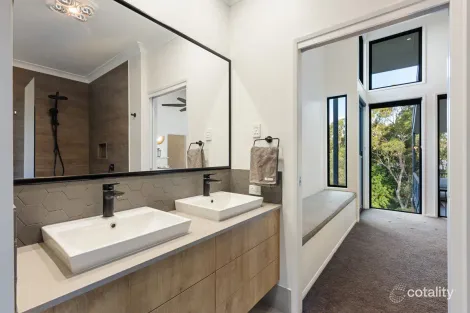 Property photo of 19 Coventry Court Mount Lofty QLD 4350