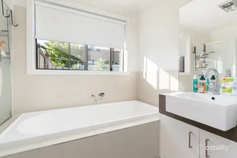 Property photo of 32 Brookfields Mews Lavington NSW 2641
