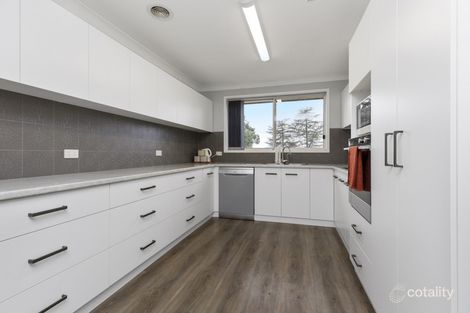 Property photo of 13 Alldis Place Kooringal NSW 2650