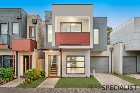 Property photo of 8 Queenie Way Cranbourne West VIC 3977