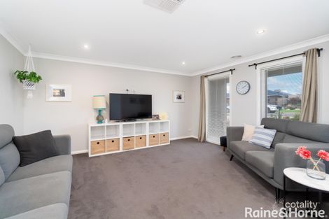 Property photo of 8 Hollows Crescent Lloyd NSW 2650