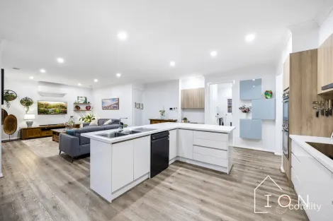 Property photo of 10 Luster Circuit Cranbourne South VIC 3977