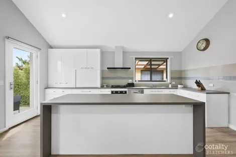 Property photo of 2 Ercil Street Wendouree VIC 3355