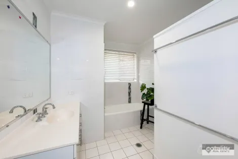 Property photo of 19 Captivation Court Avoca QLD 4670
