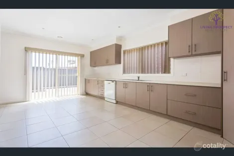 Property photo of 2/3 Buckingham Drive Werribee VIC 3030