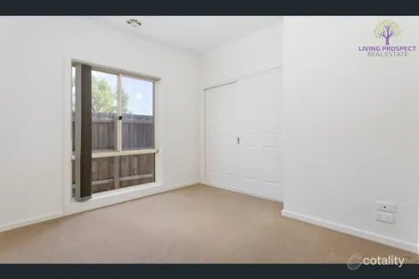 Property photo of 2/3 Buckingham Drive Werribee VIC 3030