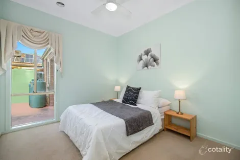 Property photo of 17 Stringybark Close Manor Lakes VIC 3024