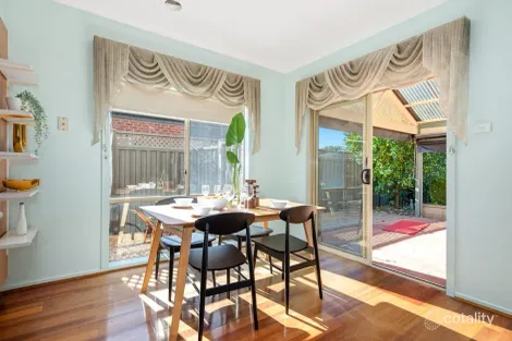 Property photo of 17 Stringybark Close Manor Lakes VIC 3024