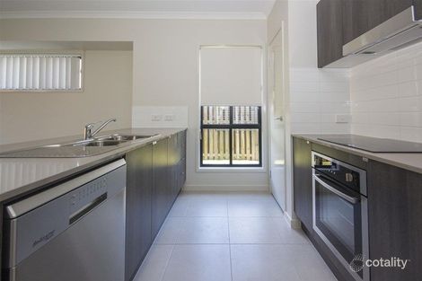 Property photo of 33 Butterleaf Crescent Pimpama QLD 4209