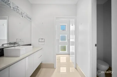 Property photo of 1 Larra Place Bourkelands NSW 2650