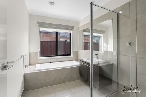 8 Goldington St, Mickleham, VIC 3064