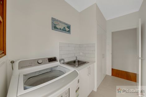 Property photo of 33 Ronald Crescent Benaraby QLD 4680