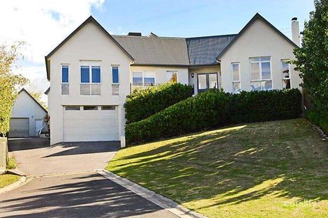 2 Parkland Ct, Highton, VIC 3216