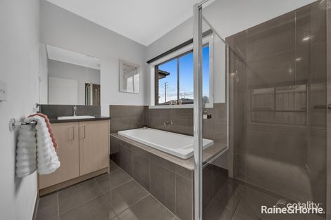 Property photo of 18 Solar Close Cranbourne East VIC 3977