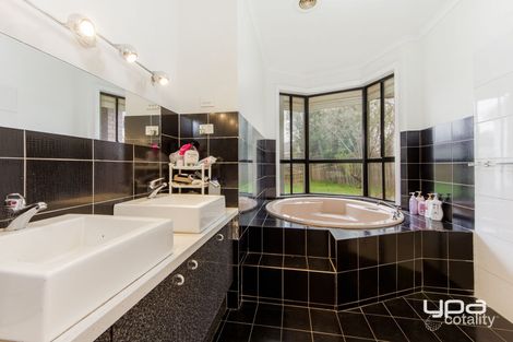 Property photo of 13 Jester Court Kings Park VIC 3021