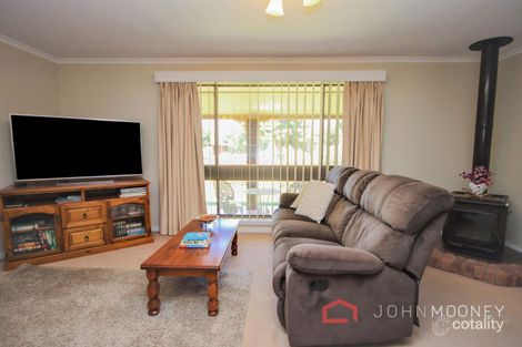 Property photo of 2 Casey Place Mount Austin NSW 2650