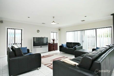 Property photo of 28 Jackson Circuit Albanvale VIC 3021