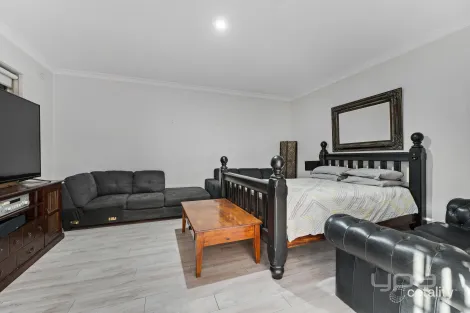 Property photo of 12 Barclay Close Gladstone Park VIC 3043
