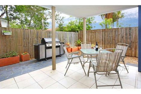 Property photo of 2/4 Emsworth Street Wynnum QLD 4178