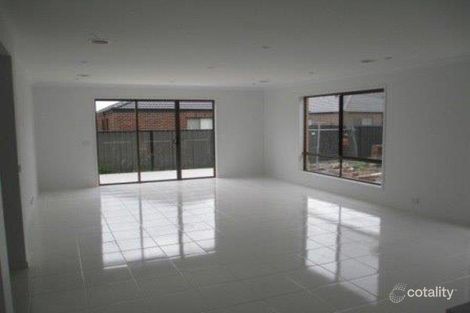 Property photo of 14 Lusitano Way Clyde North VIC 3978