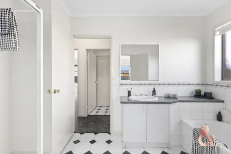 Property photo of 14 Harwood Place Roxburgh Park VIC 3064