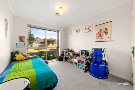 Property photo of 40 Grand Arch Way Berwick VIC 3806