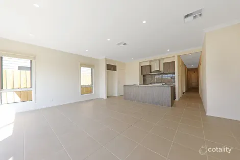 Property photo of 13 Crowlands Circuit Eynesbury VIC 3338