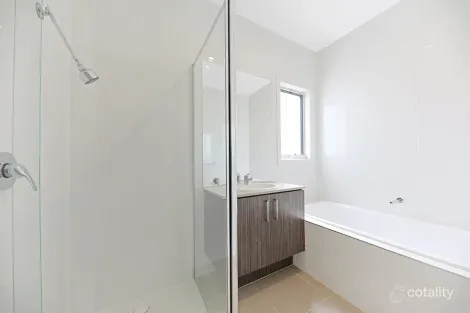 Property photo of 13 Crowlands Circuit Eynesbury VIC 3338